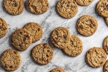 Mermer tezgahta taze pişmiş çikolatalı kurabiyeler. Boşluğu kopyala.