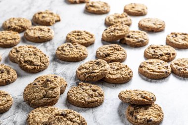 Mermer tezgahta taze pişmiş çikolatalı kurabiyeler. Boşluğu kopyala.