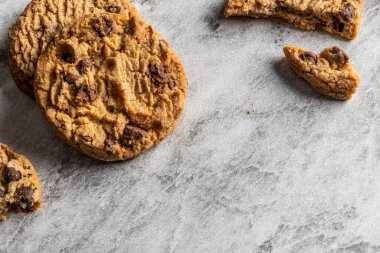 Mermer tezgahta taze pişmiş çikolatalı kurabiyeler. Boşluğu kopyala.