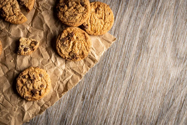 Cookies Aux Pépites Chocolat Fraîchement Cuits Sur Une Table Bois — Photo