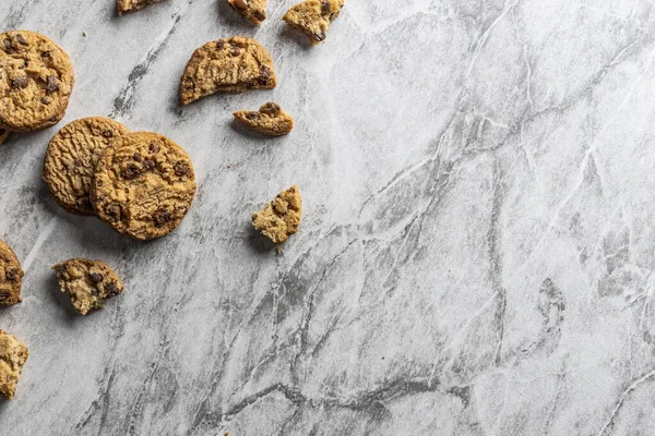 Frisch Gebackene Chocolate Chip Cookies Auf Einer Marmorarbeitsplatte Kopierraum — Stockfoto