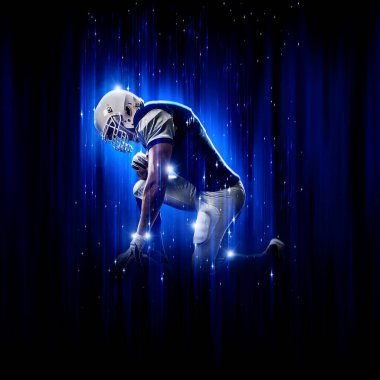 Süper kahraman pozu veren futbolcu siyah arka planda mavi ışıklarla mavi üniforma giyiyor..