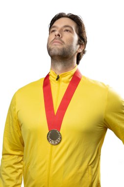 Erkek sporcu, beyaz arka planda altın madalya kazandıktan sonra gülümsüyor. Zaferini kutlayan madalyalı sporcu..