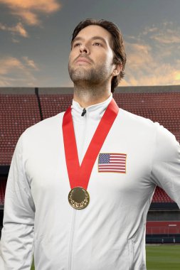Stadyumda altın madalya kazandıktan sonra gülümseyen Amerikalı erkek sporcu. Zaferini kutlayan madalyalı sporcu..