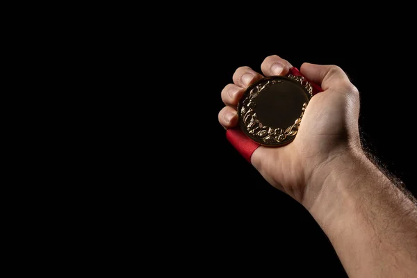 Main Tenant Une Médaille Noir Avec Visage Vide Pour Texte — Photo