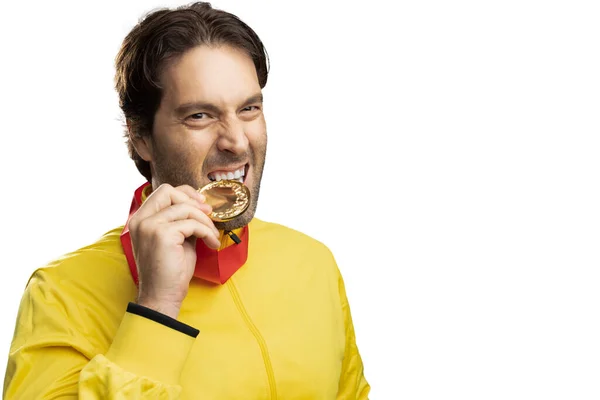 Mężczyzna Sportowiec Uśmiechnięty Zdobyciu Złotego Medalu Białym Tle Sportowiec Medalem — Zdjęcie stockowe