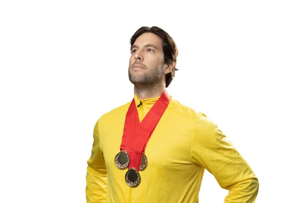 Αρσενικό Αθλητής Χαμογελά Μετά Την Κατάκτηση Ενός Χρυσού Μεταλλίου Λευκό — Φωτογραφία Αρχείου