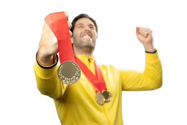 白地で金メダルを獲得した男のアスリート 彼の勝利を祝うメダルを持つスポーツマン — ストック写真