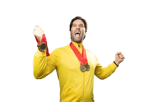 Erkek Sporcu Beyaz Arka Planda Altın Madalya Kazandıktan Sonra Gülümsüyor — Stok fotoğraf