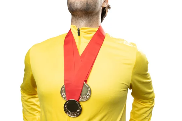 白地で金メダルを獲得した男のアスリート 彼の勝利を祝うメダルを持つスポーツマン — ストック写真