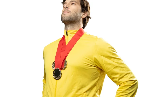 선수가 배경에서 금메달을 후웃고 있습니다 승리를 축하하는 훈장을 스포츠맨 — 스톡 사진
