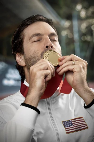 경기장에서 금메달을 있습니다 승리를 축하하는 훈장을 스포츠맨 — 스톡 사진