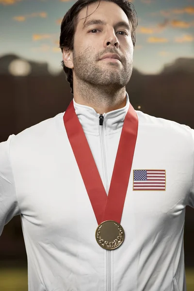 Atleta Masculino Americano Sonriendo Después Ganar Una Medalla Oro Estadio —  Fotos de Stock