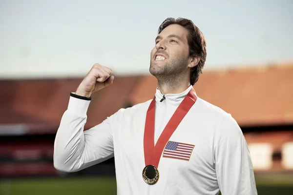 Atleta Masculino Americano Sonriendo Después Ganar Una Medalla Oro Estadio —  Fotos de Stock