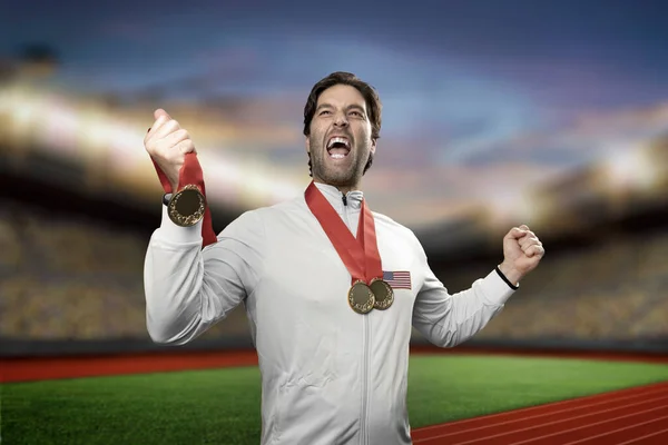 スタジアムで金メダルを獲得した後 笑顔のアメリカの男性選手 彼の勝利を祝うメダルを持つスポーツマン — ストック写真
