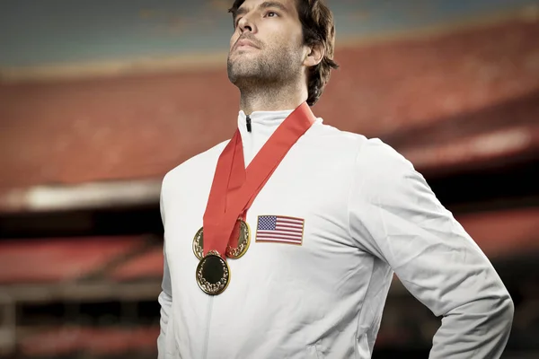 在体育场赢得金牌后 美国男性运动员笑了 夺得奖牌的运动员庆祝自己的胜利 — 图库照片