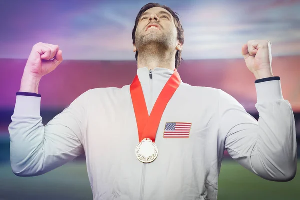 在体育场赢得金牌后 美国男性运动员笑了 夺得奖牌的运动员庆祝自己的胜利 — 图库照片