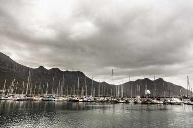 bir bulutlu Harbor tekneler
