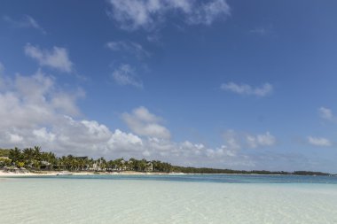 Mauritius Adası Deniz bir bulutlu gökyüzü altında.