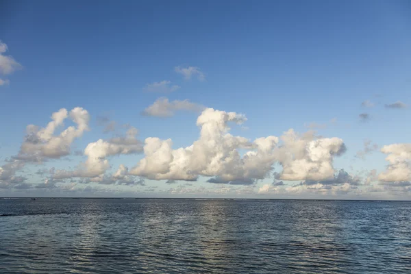 Mauritius isola di mare sotto un cielo nuvoloso . — Foto Stock