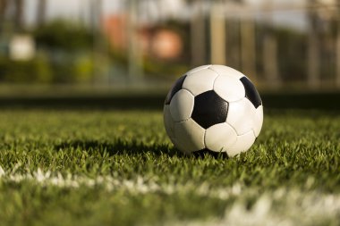 Bir çim sahada futbol topu.