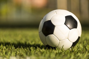 Bir çim sahada futbol topu.