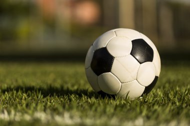 Bir çim sahada futbol topu.