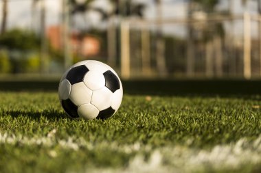 Bir çim sahada futbol topu.