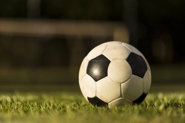 Bir çim sahada futbol topu.