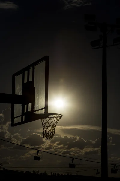 Σκιαγραφία από μια στεφάνη καλαθοσφαίρισης. — Φωτογραφία Αρχείου