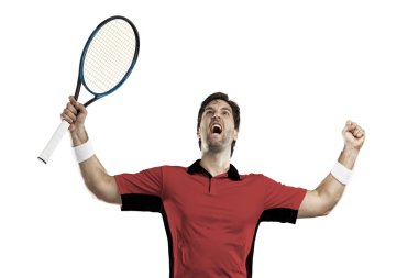 Kırmızı bir gömlek ile tenis oyuncusu.