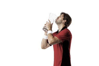 Kırmızı bir gömlek ile tenis oyuncusu.