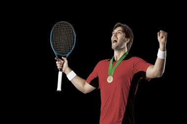 Kırmızı bir gömlek ile tenis oyuncusu.