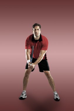 Kırmızı bir gömlek ile tenis oyuncusu.