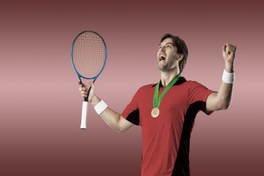 Kırmızı bir gömlek ile tenis oyuncusu.