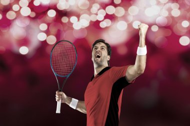 Kırmızı bir gömlek ile tenis oyuncusu.