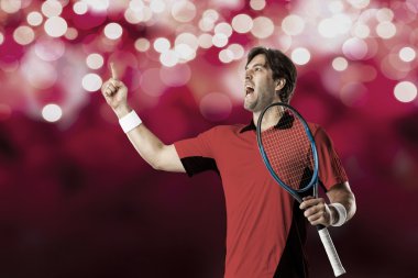 Kırmızı bir gömlek ile tenis oyuncusu.