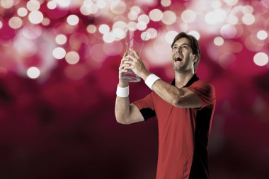 Kırmızı bir gömlek ile tenis oyuncusu.