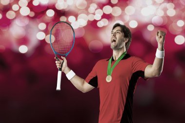 Kırmızı bir gömlek ile tenis oyuncusu.