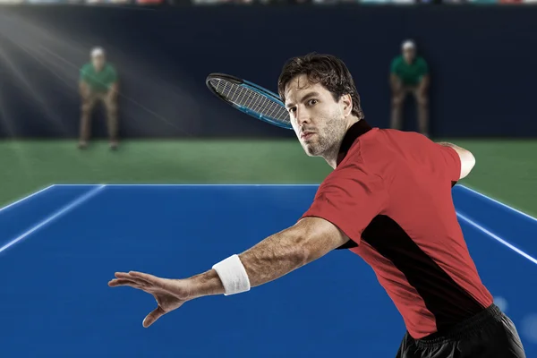 Giocatore di tennis con camicia rossa . — Foto Stock