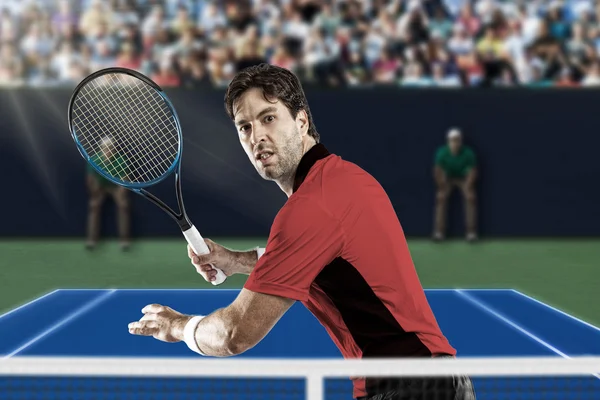 Giocatore di tennis con camicia rossa . — Foto Stock