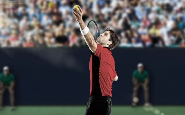 网球运动员穿一件红色的衬衫. — 图库照片