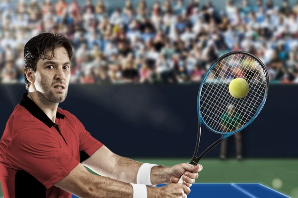 Giocatore di tennis con camicia rossa . — Foto Stock