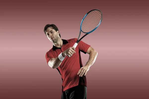 Joueur de tennis avec une chemise rouge . — Photo