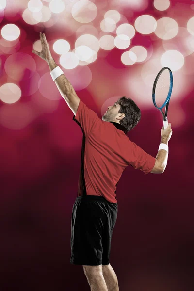 Jugador de tenis con camisa roja . — Foto de Stock