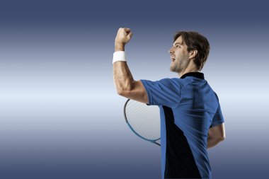 Mavi bir gömlek ile tenis oyuncusu.