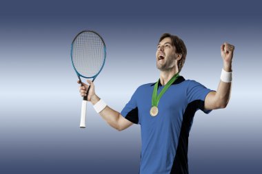 Mavi bir gömlek ile tenis oyuncusu.