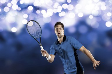 Mavi bir gömlek ile tenis oyuncusu.