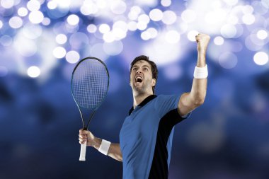 Mavi bir gömlek ile tenis oyuncusu.