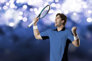 Mavi bir gömlek ile tenis oyuncusu.